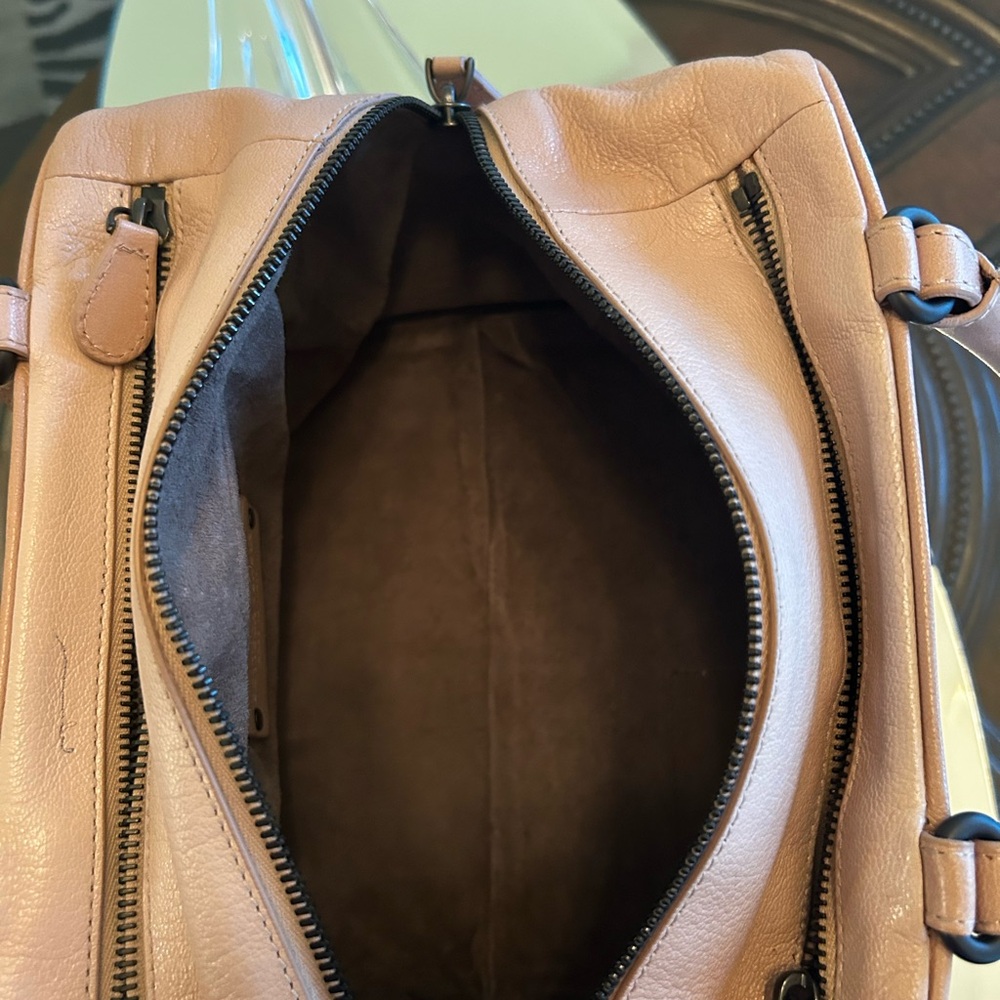 Bottega Veneta Elegant Tan Leather Bag - Picture 5 of 9